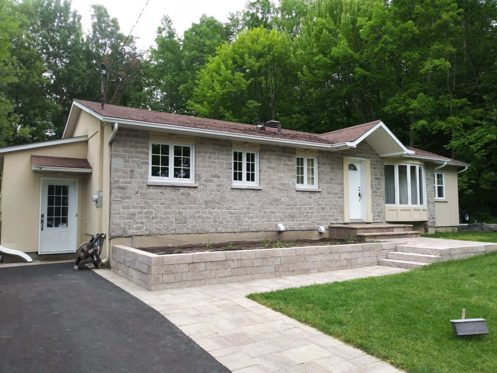 Muret et marches de pavé devant une maison