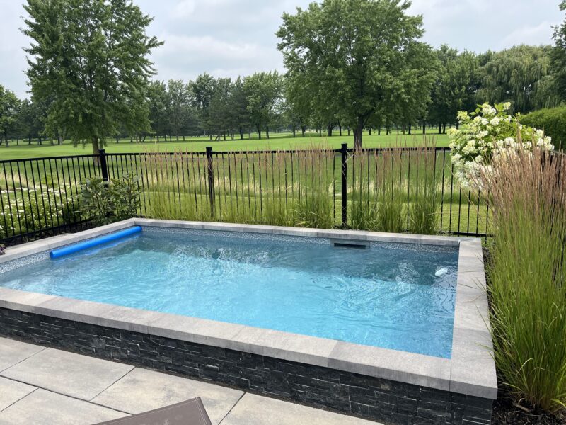 Pavé autour d'une piscine creusée
